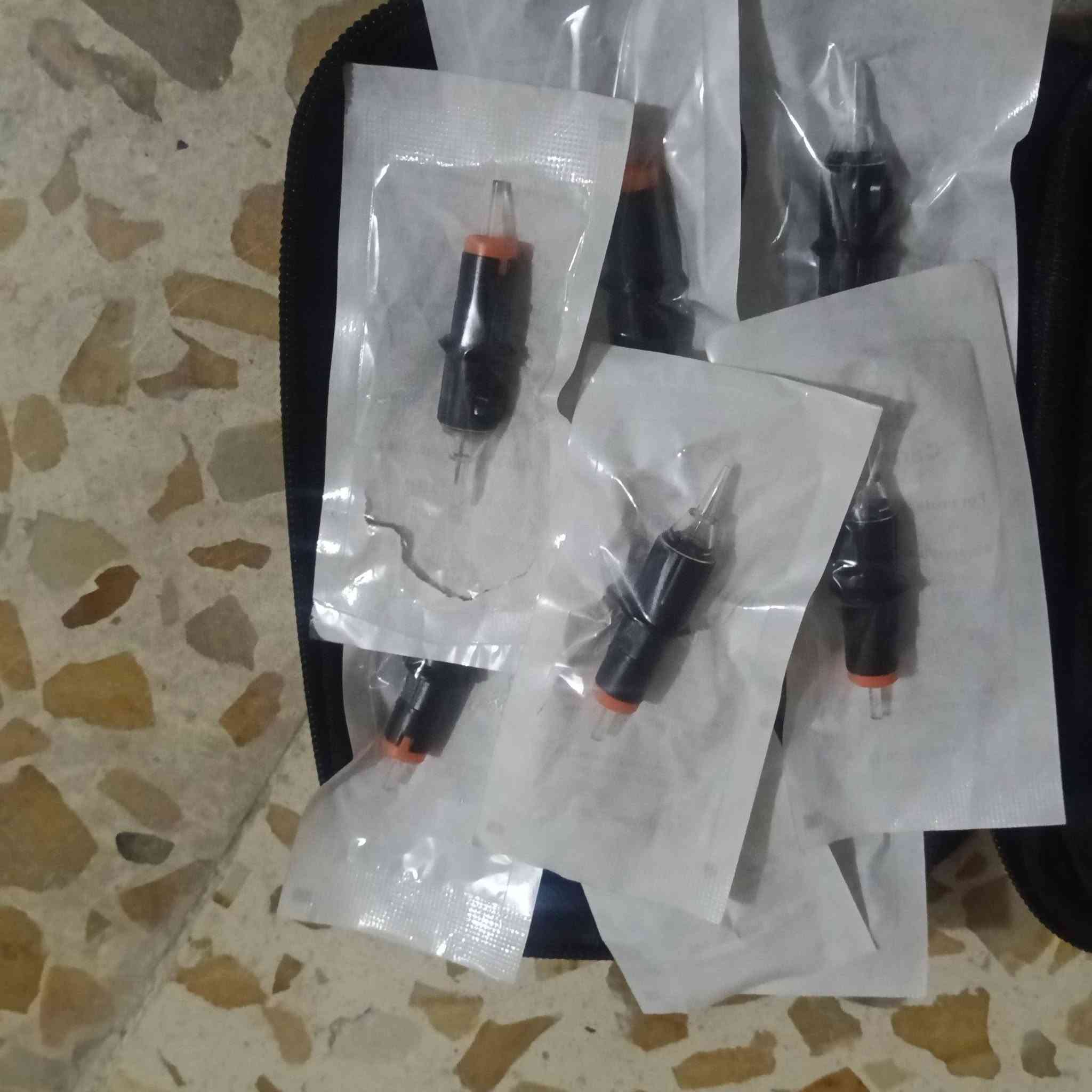 السلام عليكم جهاز تاتو  لم يستخدم ما عدا الفحص مع احبار العدد سته جهاز اصلي *********** هذا رقم تواصل
