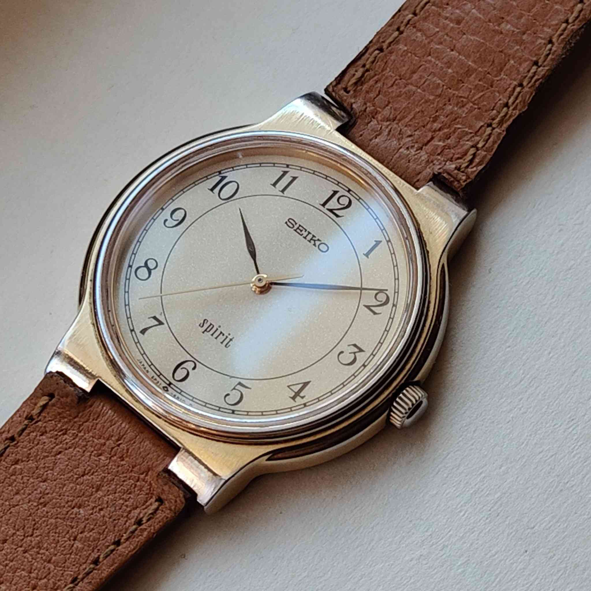 السلام عليكم ورحمة اللّٰه
سيكو سبيرت كوارتز بطارية . 
 ياباني إنتاج قديم .
المقاس 34 .
نظافة ممتازة جداً جداً .
سير جلد طبيعي أصلي .

السعر 75 ألف مع التوصيل .
ضمان سنة من تاريخ الشراء.


**إذا كنت صاحب هذا الإعلان وتريد حذفه لأي سبب، رجاءا أرسل رسالة إلى الدعم الفني**