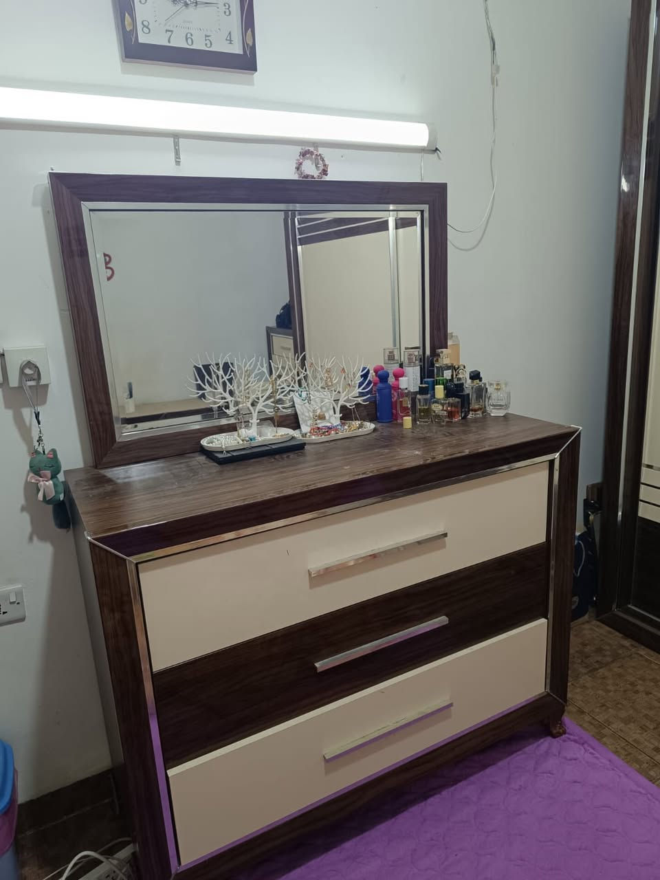 ژووری نوستن بۆ دوو نەفەر
نرخ: ١،٥٠٠،٠٠٠ خاتریش هەیە 
ناونیشان: سلێمانی
***********
