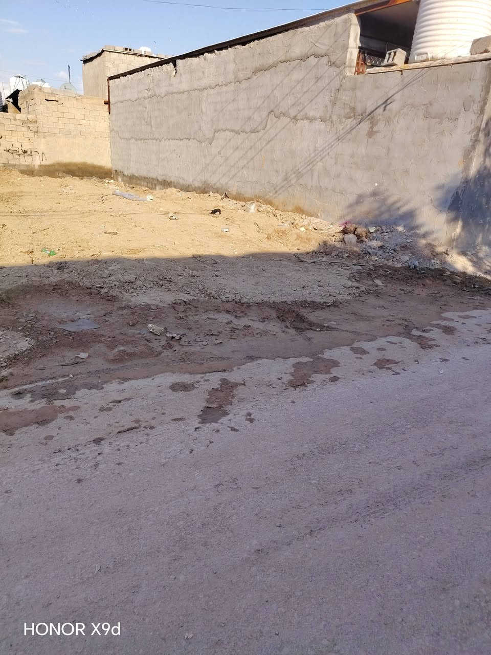 سلام عليكم قطعه للبيع 140 متر بل دوانم مقابل اساله ماء خط اول بعد 50 عل شارع ***********
