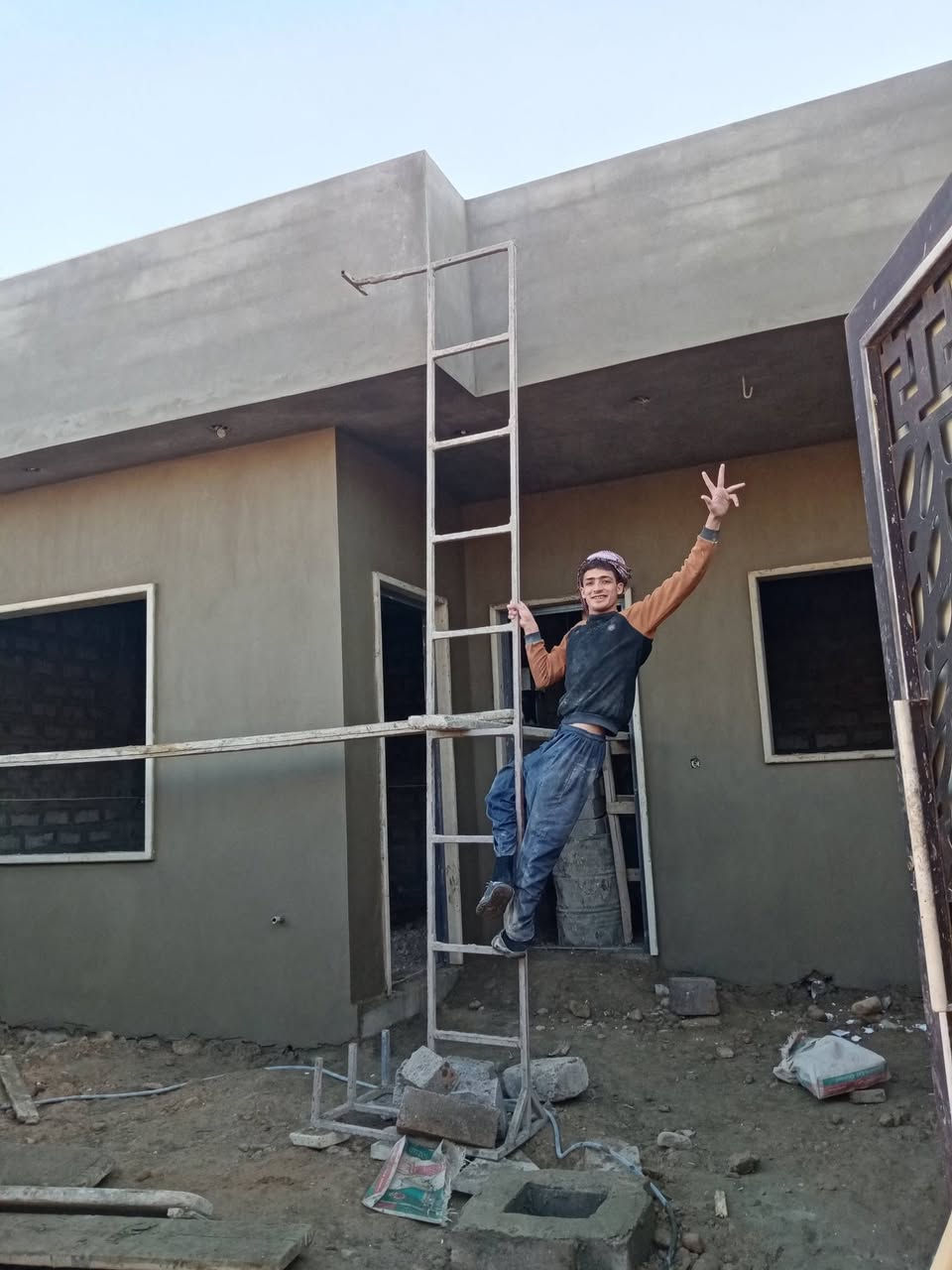 السلام عليكم 
لباخ متفرغ حاليآ 
لبخ رقم واحد سعر المتر الفين 2000 دينار 
للتواصل على الرقم *********** اسيا
*********** كورك
