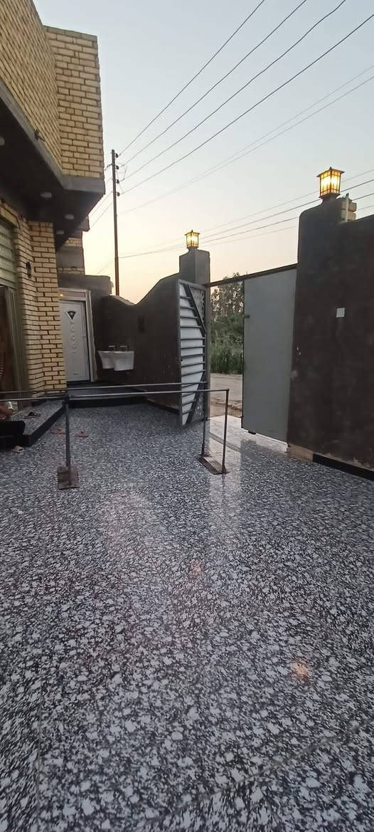 يا الله اللهم صل على محمد وآل محمد
بيت مساحة 400 متر زراعي درجة أولى 
نظام فله وجهين ركن على شارعين وجه على شارع رائسي 
بناء جديد بال 25 يتكون من ثلث غرف وصالتين وستقبال ومطبخ صحيات داخليه وخارجيه حديقه وكراج طارمات عدد ثنين خدمات ماء وكهرباء مولد انترنيت اسواق كلشي متوفر العنوان مدينة البكر بالبساتين أول نزله 
وهذا رقمي ***********
