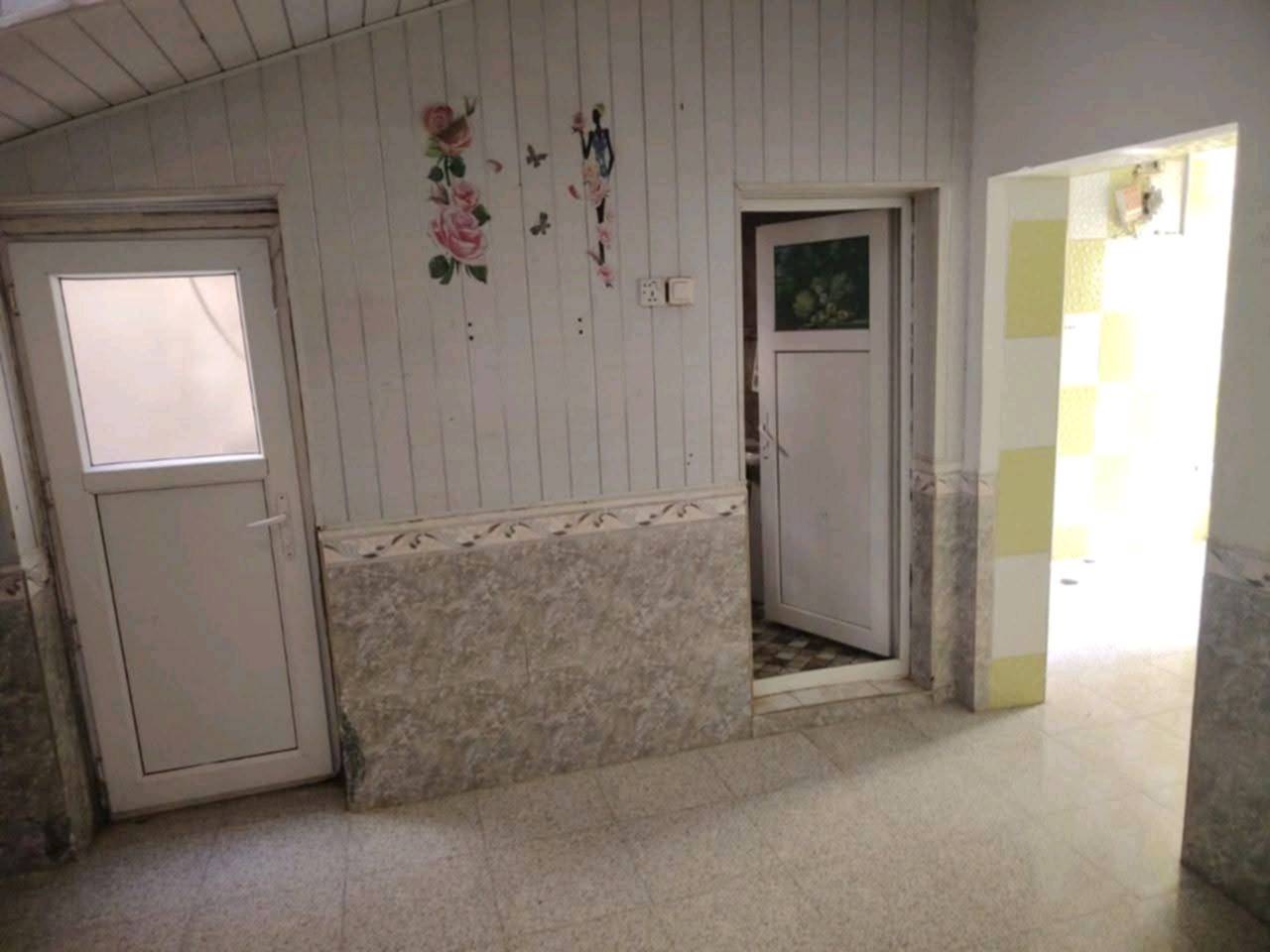 🛑 دار للإيجار

💰 سعر الإيجار: 400 ألف دينار شهريًا
⚠️ ملاحظة: يتم دفع إيجار أول ثلاثة أشهر مقدمًا.

📍 الموقع: النجف الأشرف – حي الميلاد
قرب سايدين ميلاد نصر
شارع الجنة – عمود 94
🚩 الدار واقعة على شارع الجنة مباشرة

📐 المساحة: 100 م²
🏠 الطابق: طابق ونصف

🔹 الطابق الأرضي:
غرفة – صالة – مطبخ – استقبال – صحيات داخلية – صحيات خارجية

🔹 الطابق الثاني:
غرفة – صالة – سطح

✨ مواصفات الدار:
بناء جديد ونظيف جدًا
سيراميك
سقوف ثانوية
سخان ماء
ماطور
عدد (2) تانكي ماء

🌟 مناسب للعوائل وموقع هادئ وقريب من الخدمات.

📞 للاستفسار:
***********
***********