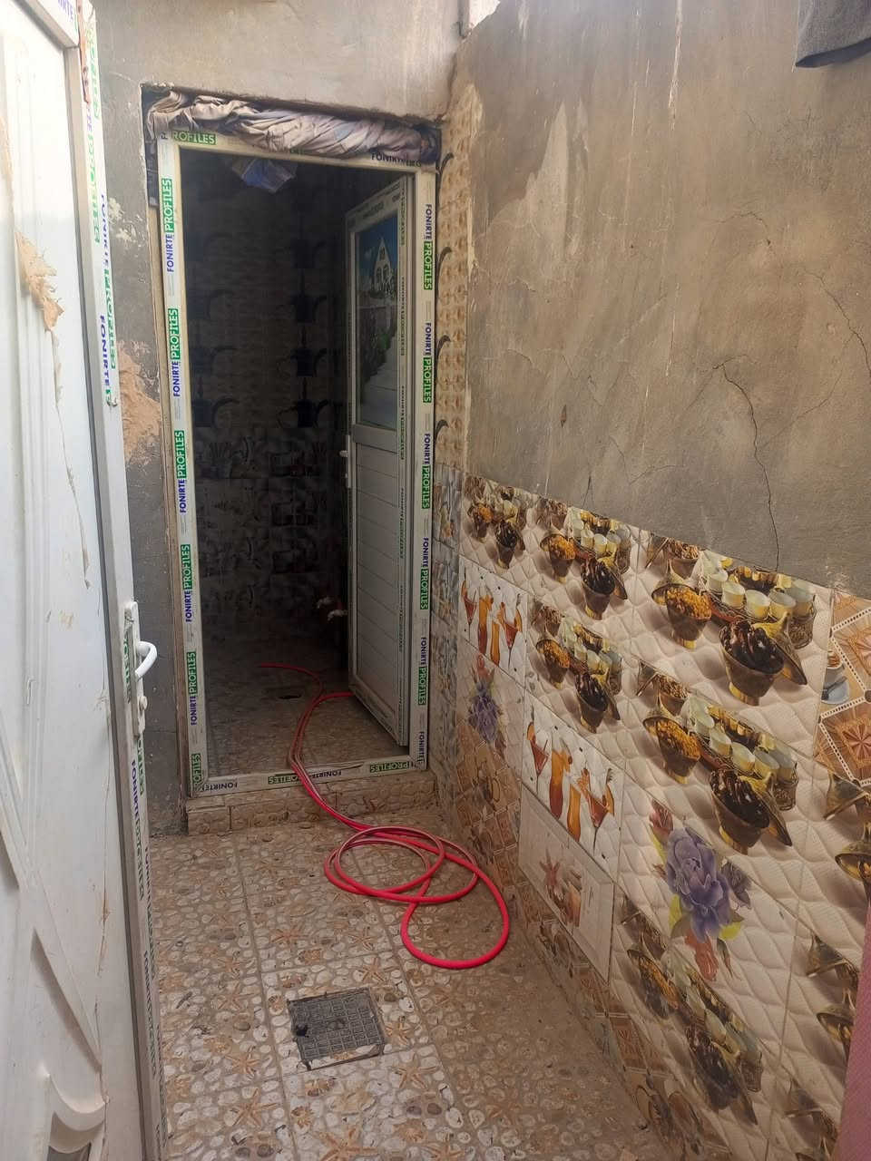 دار للبيع مساحة 100متربنا بلوك سكف صب مسلح خلف جامعت افريحه يحتوي على ستقبال صالة غرفة نوم واحدة 

مطبخ وصحيات قريب علا حولي أبو مهدي المهندس سعر25 رقم ***********
