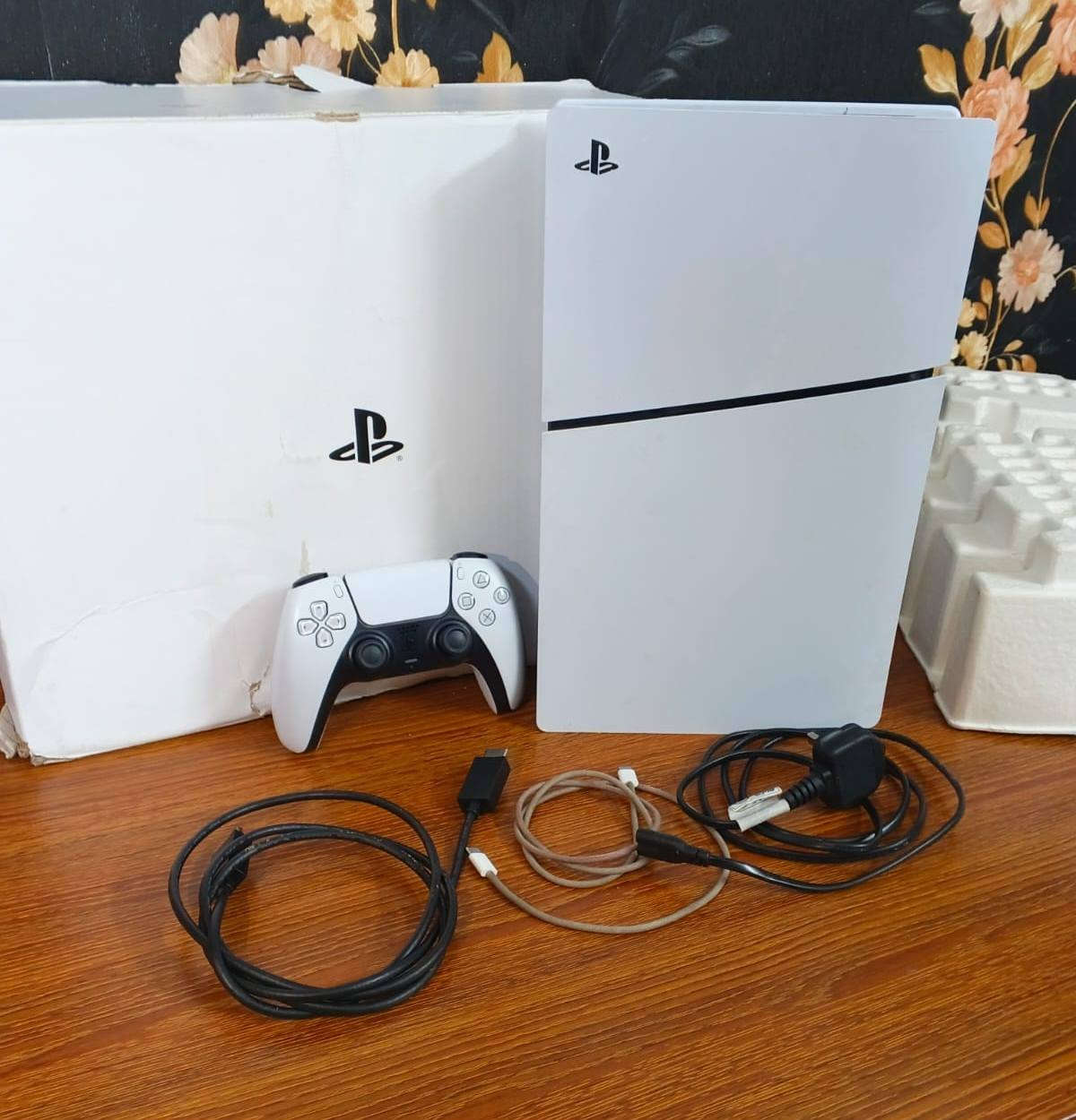 بلي 5 نظيف 100/100 اخو الجديد صارلي شهر من اشتريته كامل ملحقات كلها اصليه معا قرص GTA السعر 650
*********** واتساب
