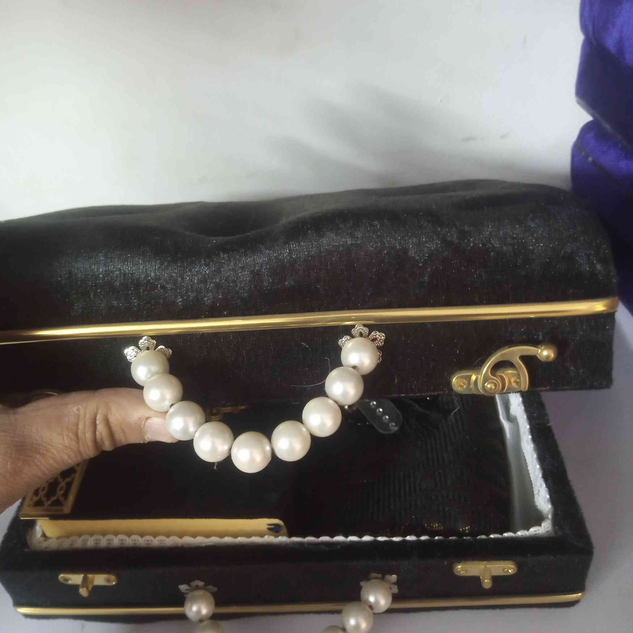 تحياتي للجميع تصفية مخزن هذه الصور للاتصال ***********
