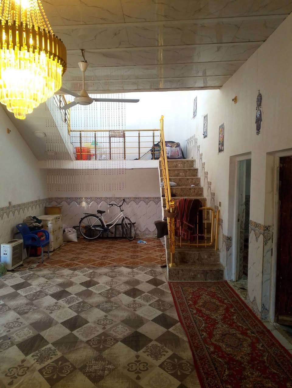 قطعه للبيع  مع بيت مساحه 270 قرب المعارض فرع سيد ***********
