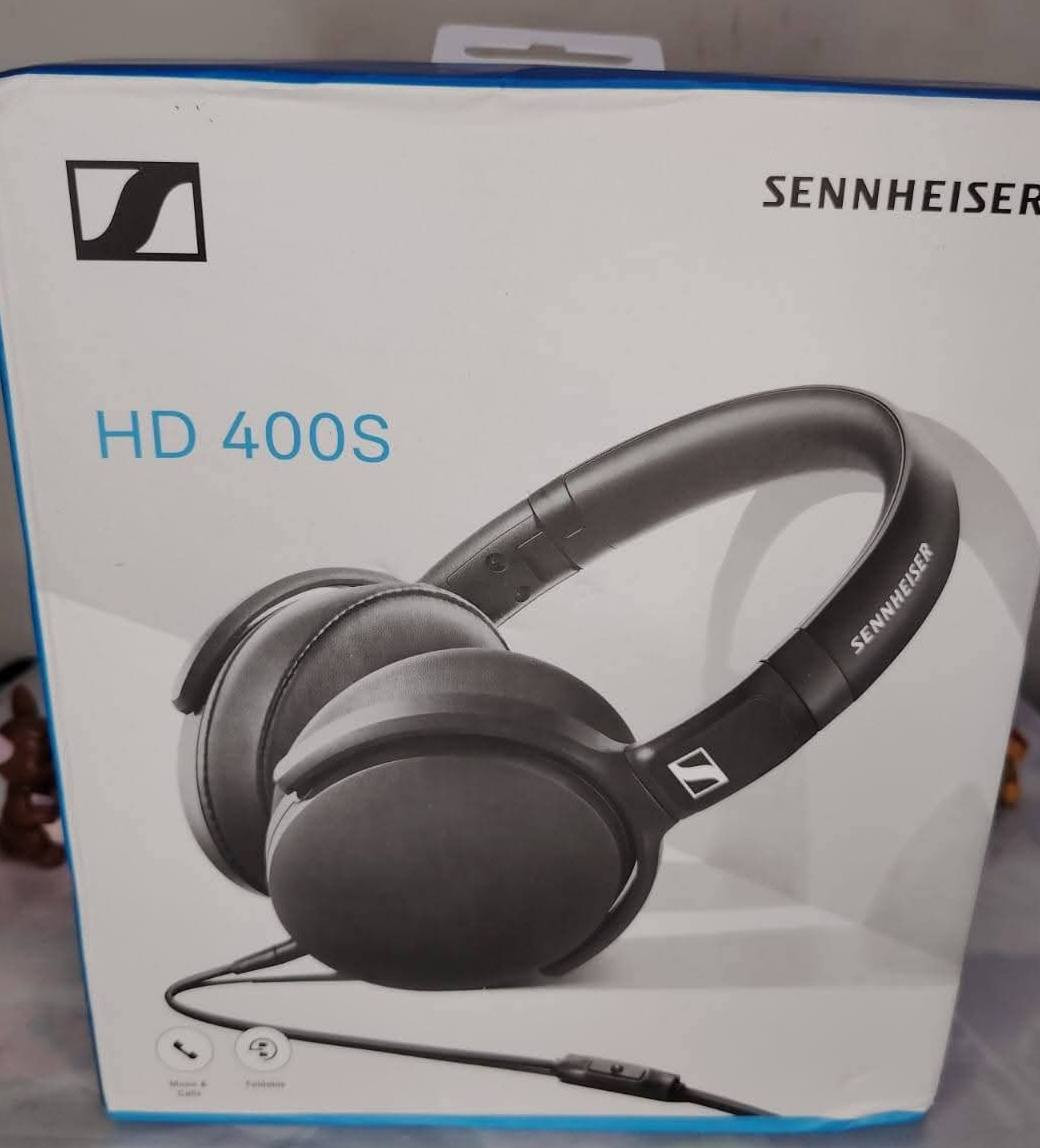 مواصفات سماعة Sennheiser HD 400S  مختصر :
🎧 الأداء والصوت
​جودة الصوت: صوت نقي ومتوازن (Signature Sound) مع استجابة باس (Bass) عميقة وقوية.
​عزل الضوضاء: تصميم "حول الأذن" (Around-ear) يساعد في تقليل الضوضاء المحيطة بشكل سلبي ومريح.
​🔌 الاتصال والتحكم
​سلكية: تأتي مع سلك قابل للفصل (Detachable).
​التحكم: تحتوي على ريموت مدمج بزر واحد ومايكروفون للرد على المكالمات والتحكم بالموسيقى.
​✨ التصميم والراحة
​قابلة للطي: خفيفة الوزن وتطوي بسهولة، مما يجعلها مثالية للسفر والتنقل.
​مريحة: وسادات الأذن ناعمة ومصممة للاستخدام الطويل دون ضغط.


**إذا كنت صاحب هذا الإعلان وتريد حذفه لأي سبب، رجاءا أرسل رسالة إلى الدعم الفني**