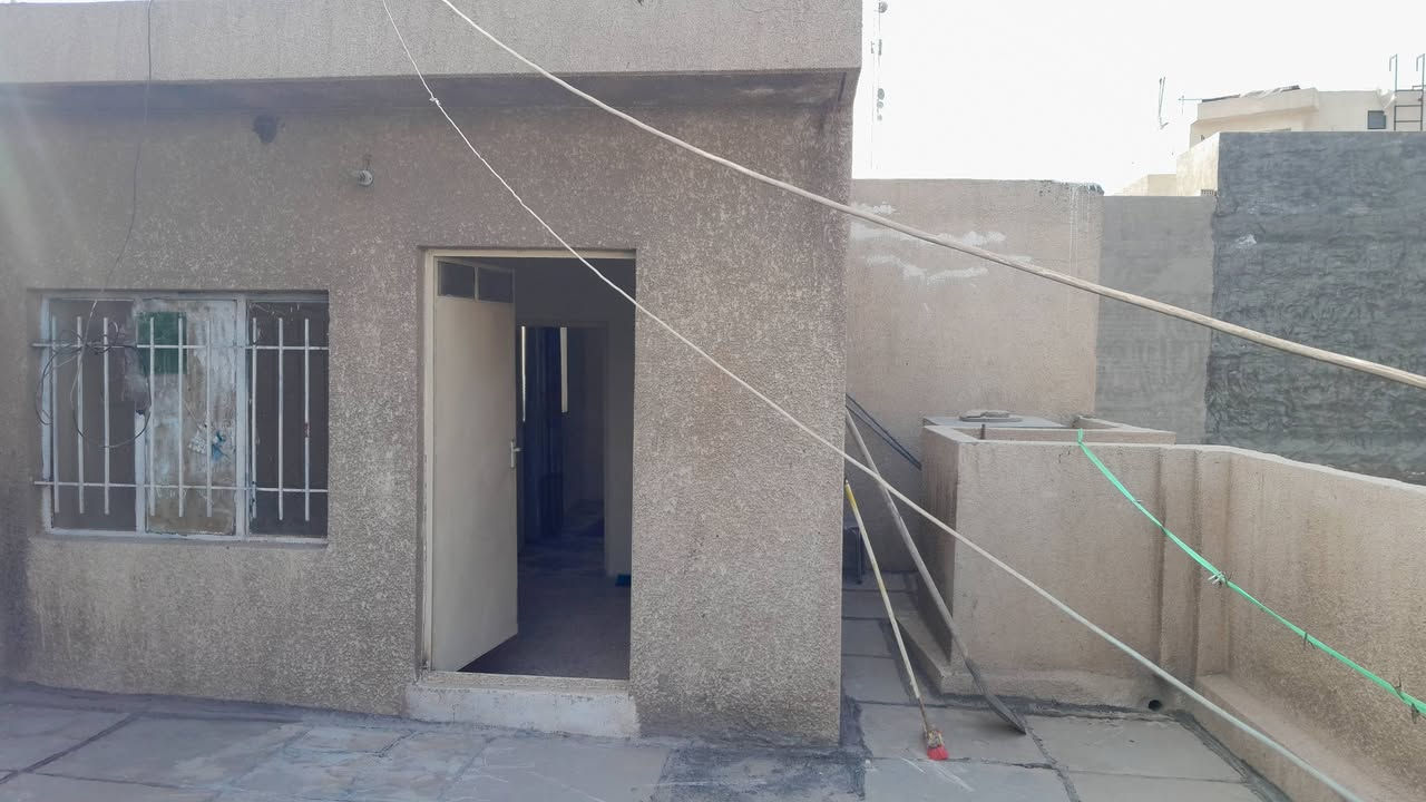 سلام عليكم ورحمة الله وبركاتة 
دار للبيع مساحة 108م  الواجهة 6 .. ونزال 18 .. يحتوي على  صالة ومطبخ وحولي حمام وغرفة..وغرفة ثانية فوق مع بيتونة كبيرة.. البيت في منطقة السيدية قريب على شارعين.. سريع دورة ..وشارع مخرج السيدية.. قرب مجمع السفير.. يوجد صور للبيت مع صورة موقع البيت بالكوكل... سعر البيت  360 مليون قابل للتفاوض.. وتعامل مع صاحب الدار لا مع مكتب دلالية..
رقم صاحب الدار  .. ***********
