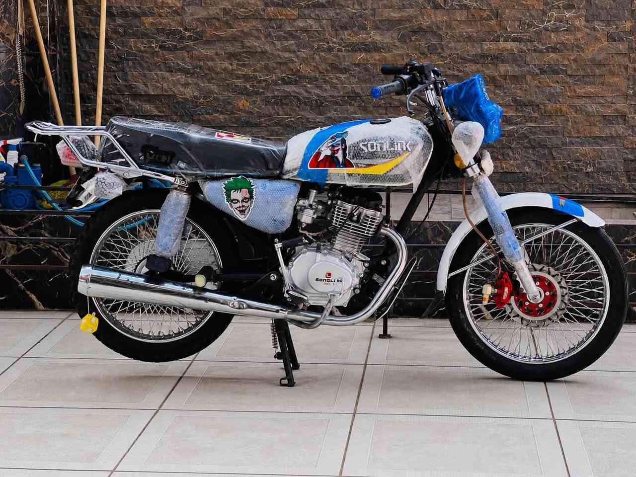 🏍️ ماتۆڕی سوپەر سۆلینک (SUPAR SONALING) مۆدێل 2024
ماتۆرێکی زۆر زۆر تازە و لۆک، هاوشێوەی سفرە و زۆر کەم کاری کردووە. هەموو شتێکی بەشەرتە و لەسەر بیلادی خۆی ماوەتەوە.

🛠️ تایبەتمەندی و مەرجەکانی ماتۆڕەکە:

 مەکینە (بزوێنەر): بەشەرت،  (نەکراوەتەوە)، بەبێ سەرفکردنی ڕۆن و بەبێ دووکەڵ (بخار). مەکینەی توند و لۆکە.

 شاسی و بەدەنه: هەموو لایەکی بەشەرتی بێلادە، تەنانەت سوویچەکانیشی بێلادین.

مەنەفێسی شەریکەیی خۆی لەگەڵ دایە

 سیستەمی کارەبا:، کارەباییات و شاشە (دەشبۆڵ)ی ئەلیکترۆنی بەشەرت و بێ کێشەن.

 تایە و برێک: هەردوو تایەی لۆکن و برێکەکانی زۆر مەزبوت و بێ کێشەن.

💰 نرخ و ناونیشان:

 نرخ: 575, دینار (پێنج سەد و حەفتا و پێنج هەزار)

ناو نیشان شۆرجە نزیک چێشت خانەیی حمە ناسر📍📍

📞 بۆ پەیوەندی و کڕین:

 ژمارە تەلەفۆن:***********

تێبینی بۆ کڕیار:ماتۆڕەکە لە کاتی بینیندا خۆی شاهیدی پاكی و توندوتۆڵی خۆی دەدات، هەموو شتێکی بە شەرت دەدرێت.

💀💀💀💀💀💀💀💀💀💀💀💀

🏍️ دراجة سوبر سونلیک (SUPER SONALINK) موديل 2024

دراجة جديدة (لوك)، تشبه الزيرو وماشية شي قليل كلش. كل شي بيها بشرط الفحص وعلى بلادها.

🛠️ المواصفات والشروط:

 المحرك (المكينة): بشرط الفحص (ما مفتوحة نهائياً)، ما تنقص دهن وما بيها أي دخان. مكينة قوية وجديدة.

 الشاصي والبدن: كل النواحي بشرط بلاد، وحتىالسویجات مالتها الأصلية مال بلاد.

 الأوراق: المنيفيست الأصلي مال الشركة موجود وياها.

 الكهربائيات: منظومة الكهرباء كاملة والشاشة (الدشبول) الإلكتروني كله شغال وبشرط الفحص.

 التايرات والبريكات: التايرات اثنينهم جدد، والبريكات مضبوطة كلش وما بيها أي نقص.

💰 السعر والعنوان:

 السعر: 575,000 دينار (خمسية وخمسة وسبعين ألف دينار).

 العنوان: كركوك - الشورجة، قرب مطعم حمه ناصر.📍📍

📞 للاستفسار والشراء:

 رقم الهاتف: ***********

ملاحظة للمشتري: الدراجة على الواقع هي تحچي عن نظافتها ومتانتها، وكل شي بيها ينباع بشرط الفحص والضمان.
