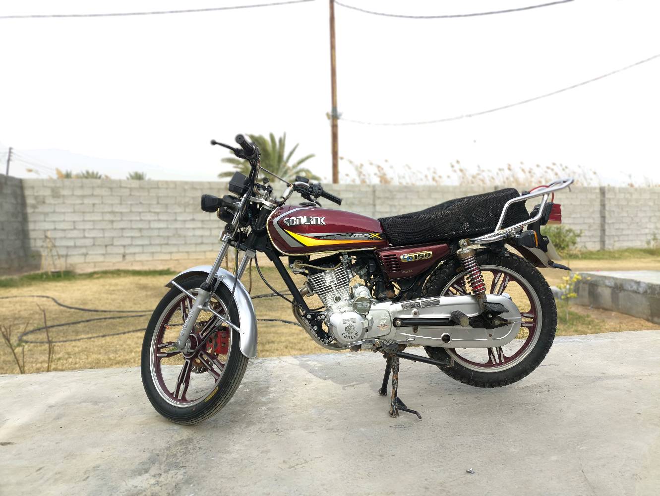 دراجة سولنگ أيراني للبيع 
المحرك 150. ((5)) كير 
 محرك مكفول ممفتوح 
نقوصاتها باتري ضعيف واشاير فقط 
الدراجه مال جناي 