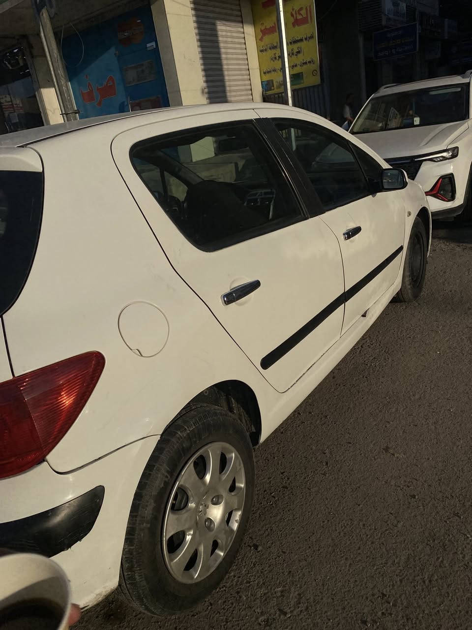 السلام عليكم للبيع 2005 نضيفة وحلوه مال بيت. 
سعرها 54 بيها مجال بسيط   رقم وهزه وسنويه كله جديد 
مكانها بغداد. ورقمها بغداد الجديد. متوفر واتساب 
***********
