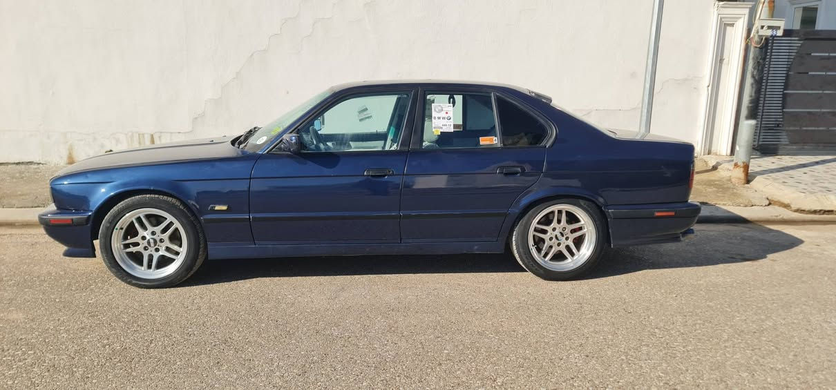 بي ام دبليو مزديل ١٩٩١ حجم ٥٢٥ بلاد اوتوماتيك بلاد سلابطيد تبريد  داخل ابيض ملكي سنوية لل ٢٠٣٠ شرط تحويل رقمم مميز اربع ارقام كوبون بنزين موجود ويل m شرط الكير والمحرك تبريظ شغال بدون ضرر صبغ جمالية. سعر ٦٧ ومجال عنوان كركوك شوراو ***********.....*********** كركوك, العراق
