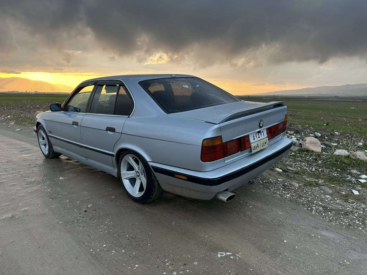 BMW 1995. 525 گير اتو  سعر 68 ورقه. رقم هاتف ***********
