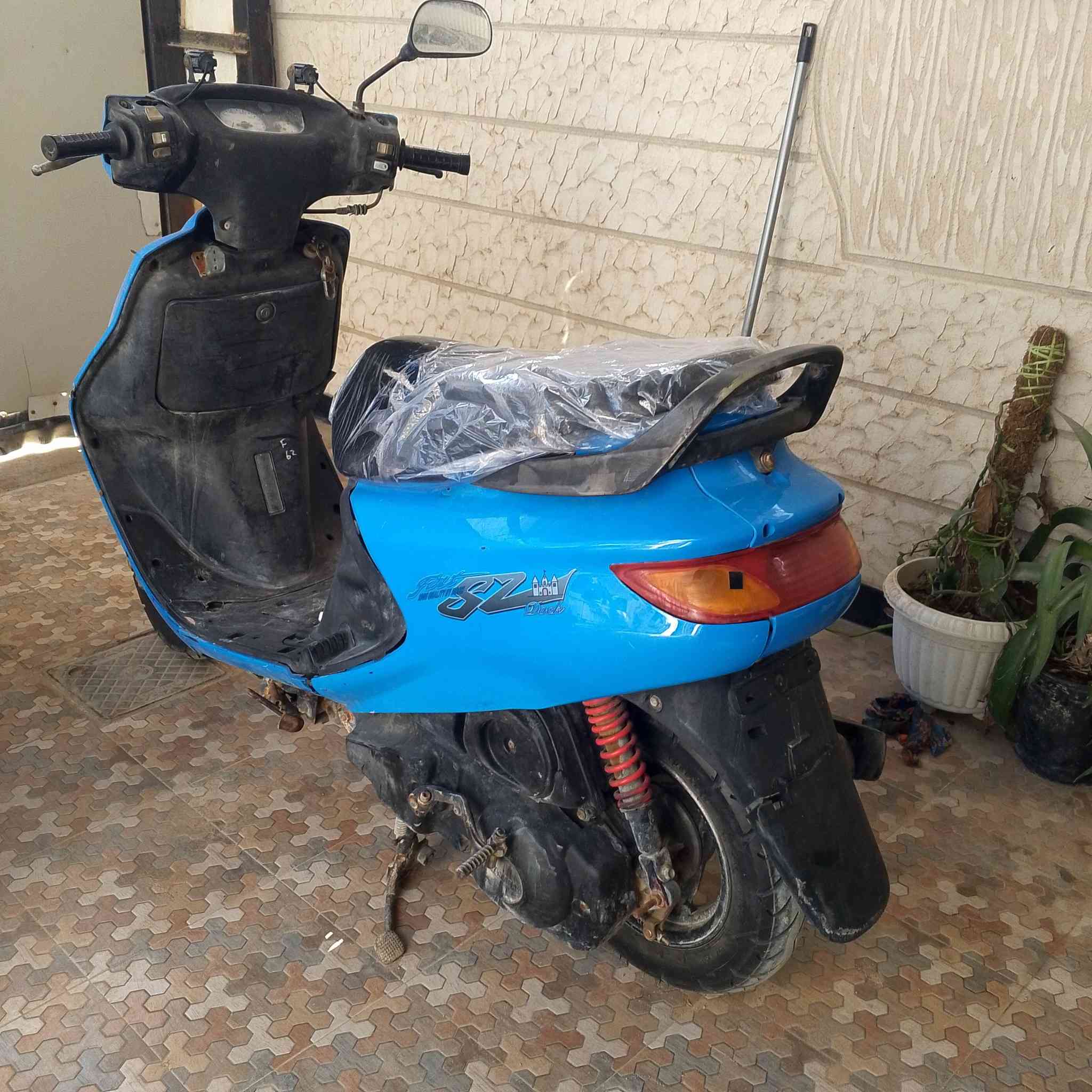 دراجه فراشه
تخم دبلات امامي خلفي 
تخم تايرات مع البنزات مع الواير البريك الخلفي 
هندر وسلف 
لايت عالي ناصي مع نشره حاليا ماشتغلن الباتري هابط 
تخم كلجات امامي خلفي مع القايش 
الكفرات البلاديه فقط الامامي بيه كسر 
السعر 285 وبيها مجال بسيط 
المكان البصره الصالحيه 
الرقم ***********
