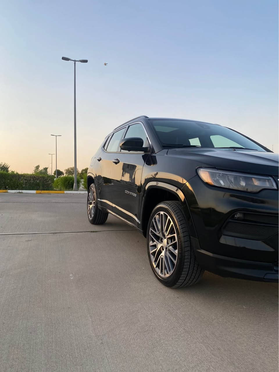 للبيع: جيب كومباس 2023 (Jeep Compass)limited 
سيارة بحالة ممتازة الكامل، جاهزة. سعر 177 ورقە و مجال قلیل

* موديل: 2023
* محرك: 2.0 لتر Turbo
* جير: أوتوماتيك
* نظام دفع: 4x4
* الممشى: 21 الف مایل
* اللون: اسود

مواصفات Limited : فول فول 

* شاشة وسطية كبيرة مع نظام 10 انج Uconnect
* دعم Apple CarPlay و Android Auto
* تشغيل بصمة (Push Start)
* دخول ذكي (Keyless Entry)
*خمسة كاميرا
* نظام تثبيت سرعة (Cruise Control)
* جنوط ألمنيوم شفط
* إضاءة LED حديث 
* ليتات ليد بلادي و ذكي 
* كشنات هيتر  ، تبريد 
* ستيرن هيتر
* رادار امامي جانبي و خلفي 
* تحديد مسار 
* بانوراما 
* مرايات هيتر و رادار 
* سيارة اوتو بارك 
* أوتو هولد 
* اوتو ستارت ستوب auto start stop
* بعد هواية مواصفات 

🔹 الحالة:
* الشاصي (Frame) سليم وآمن 100%👍🏻 ✅
* الإيرباغات: مرجع سيستم
* صبغ قطع واحد كله بشرط
* کیر + محرک ب شرت.
🔹 مميزات:
* جاهزة للفحص بأي مكان
* ب اسمی تحویل مباشر 
* رقم اربیل سنویە و هزە جدید 2031

📍 الموقع: اربیل
📞 للتواصل: راسل عل مسنجر
*********** 
WhatsApp telegram Viber أربيل, العراق
