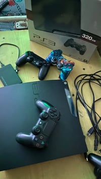 بلي 3 نضافه 90‎%‎ هارد داخلي 320 وهارد خارجي 250  مع 4 جوستكات شغالات ...