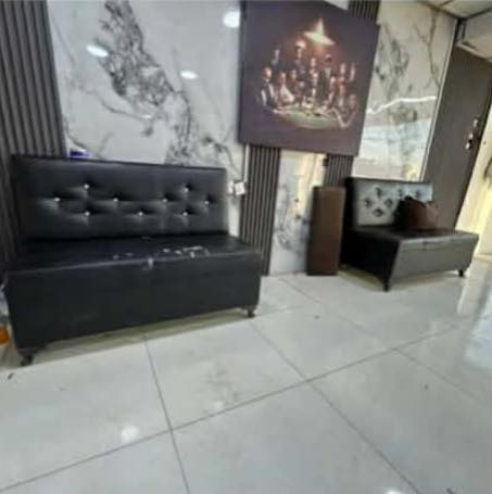 ديكور حلاقه للبيع.   مرايات وكراسي. وباترينه.  وقنفات.  الاستفسار. ***********.
