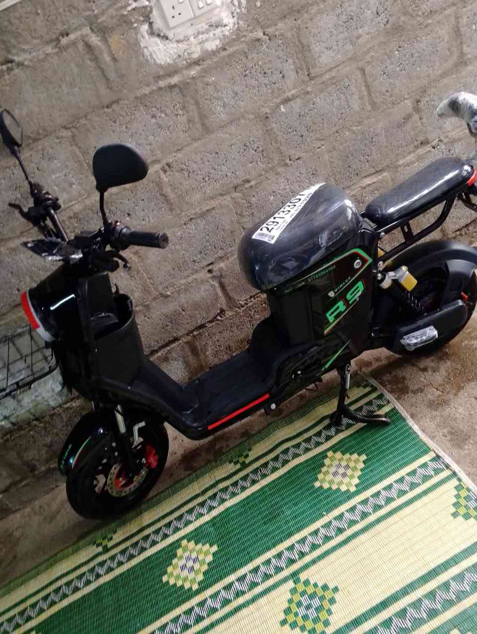 للبيع دراجه R9كلش نضيفه اخو الجديد العنوان موصل حي الزهراء للتواصل***********
