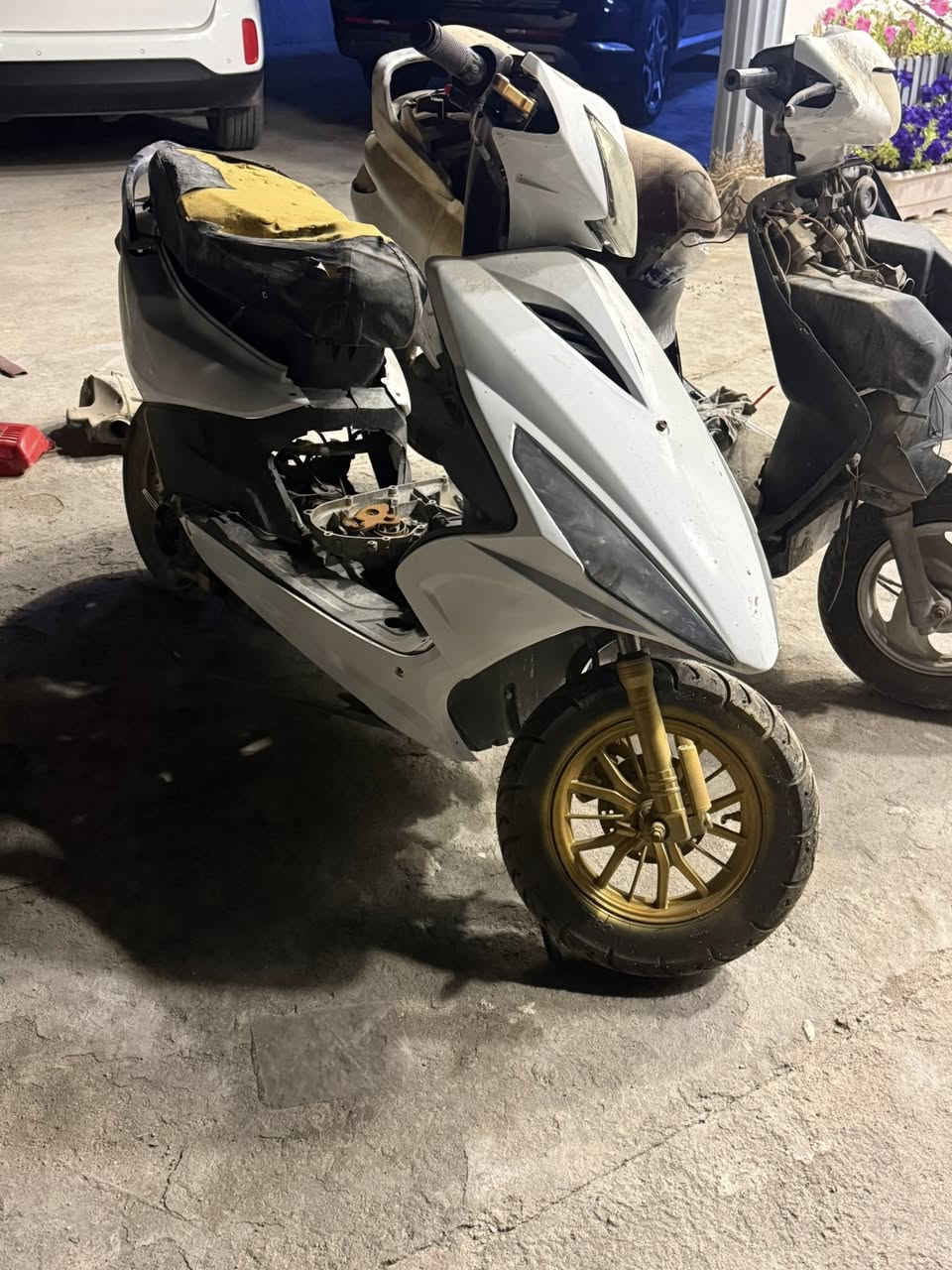 السلام عليكم دراجات ثنين وحده ماكس مضلع مكينه يابانيه اصل ابو السوبر كفرات جدد كهربائيات شغاله والثانيه فراشه الدراجات ثنينهن شغالات الله يشهد بس تركتهن للبيع ابيع كوم حديد 
ثنينهن ب350 جماعة 250لاتجون 
عواني بصرة ابو الخصيب كوت الفداغ ***********
