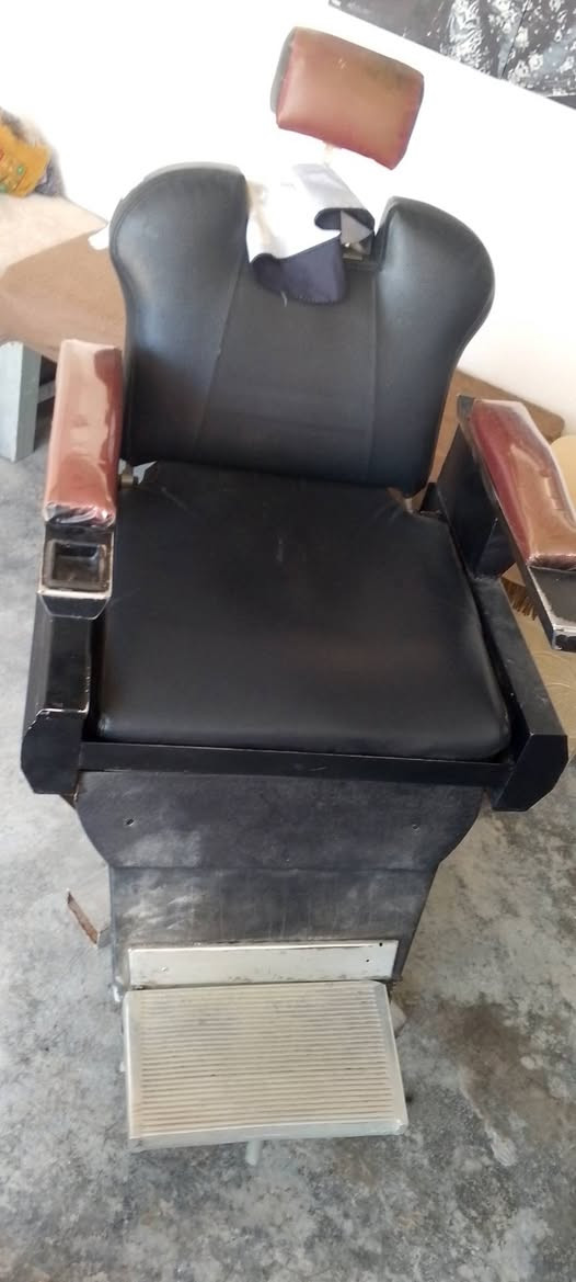 ميز وكرسي للبيع السعر 150 اذا يعجبك اتصل ***********
