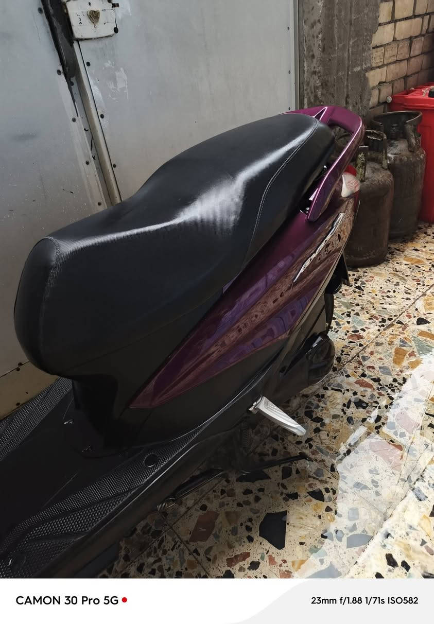 السلام عليكم شبابنا الطيبة 🌹❤
دراجة ياماها اكزز حديث ياباني قبق نفخ لون كرزي الدراجة جديدة بمعنى الكلمة 
حجم المكينه ١٢٥ 
سرعة ١٤٠ ✈️
شلعة ومعدل 💢
نظام ايكو اقتصادي يعني تنسى البنازين
حساس استان جانبي 
الدراجة صارلها شهر و٢٠ يوم من نازلة من الرمبة من معرض معروف ببغداد ووصلها موجود اشتريتها ماشية ٩ الف وهسه ماشية ١١ الف 
شوفة عينكم الدراجة شلون جديدة ونضيفة واديرلها بانزين كلة محسن والمكينة مالتها خرسة الله شاهد ودهن اديرلها كلة موتل وتعرفون بعد جودة الدهن هذا
اخوان الدراجة معتني بيها وتاخذها مني تترحملي  
 الدراجة ماخذهة ب١٣ ورقة وصارلها عندي اقل الشهرين وما طالع بيها هواي شوفة عينكم ماشية الف كيلو وشوي
رايدها ب١١ ورقة مليون و٦٩٠ الف وبيها مجال بسيط تجيني وتجيب وياك اقوى فيتر بالعراق يفحصها 
اليكول غالية وسعرها غالي خلي يروح يشوف غيري بدون ما يكسر بالسلعة
والشراي يخابرني لو يراسلني ويجيني للبيت ياخذها ويشلع عيوني 
وهذا رقمي ***********
موجود خاص وواتساب 
مكاني بغداد مدينة الصدر 🏠
واسف على الاطالة ❤
