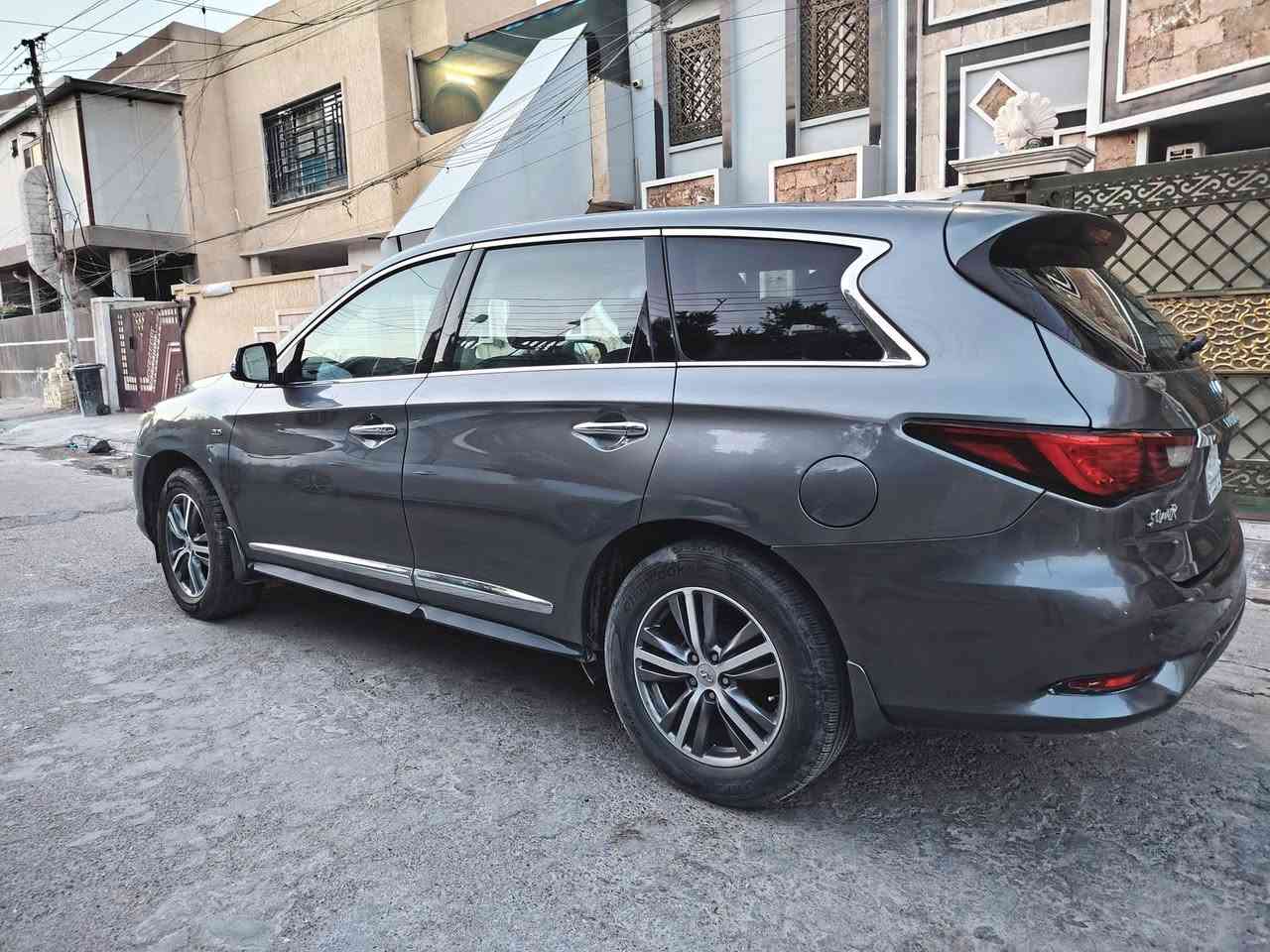 من رخصة الادمن انفنتي QX60 2020 السياره حادث خلفي بدون ايرباك ضربه جملغ وجنطه  والجنطه  تبديل اصلي يعني صبغ قطعتين صور الحادث مرفقه محرك 6 سلندر دفع امامي ماشيه 59 الف مايل قابله للزياده. ملاحضه بيها بارد في جاملغ عكس السائق وباب الصدر بارد وتكحيل.. تخم تاير جديد ما بيها نقص جاهزه حبه على حبه
مواصفات...
1_فتحة سقف
2_ستيرن كهرباء
3_ تدفئه كشنات
4_ اربع وضعيات قياده
5_ كشنات جلد ٧ راكب
6_ جنطه كهرباء
7_ مري شفط
8_ رادارات عدد 3
وباقي مواصفات انفنتي معروفه السعر 187$ ورقه وبيها مجال للجادين بالشراء للتواصل ***********
