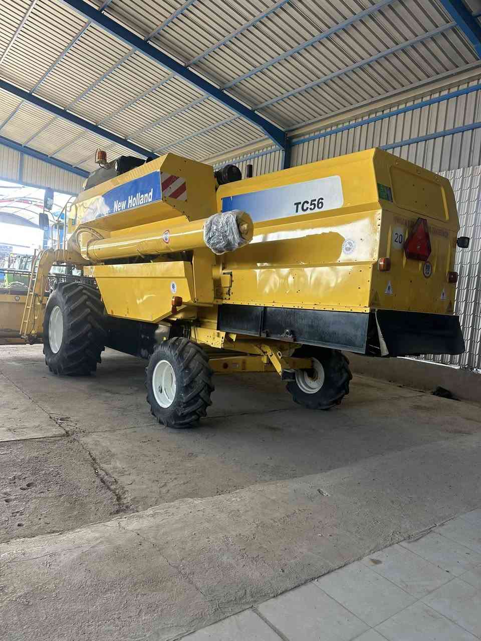 حاصده نيوهولند  موديل 2005 دبل درام5 بلم هيدرو طبله 17 سنويه ورقم اربيل ***********
