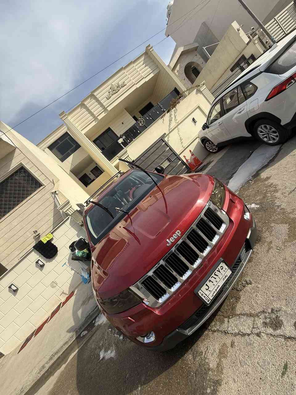 السلام وعليكم جيب شيروكي موديل 12 خليجية كلين بدون ظربه فقط بارد باب خلفي موضح بصور
🇺🇸عليها تخم تايرات جديدة 
🇺🇸ويل اسود 
🇺🇸كامره خلفيه وحساسات 
كراسي كهرباء 🇺🇸
✅شاشه بلوتوث 
✅انارة داخليه متغيره الالوان 
✅صدر امامي خلفي جديد 
سيارة مكفوله ومصروف عليها هواي شغل واطلع .السعر وباقي التفاصيل تواصل واتس ***********
