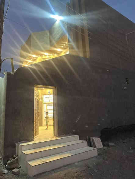 بيت للبيع المساحة 200 م سند زراعي 25 العنوان حي بابل خلف السايلو بناء حديث اشراف هندسي 
البيت يحتوي علي  طابقين :
الطابق الاول غرفتين نوم صالة مطبخ استقبال صحيات داخلية وخارجيه 
الطابق الثاني غرفه نوم سطح داخلي 
البيت فارغ جاهز للسكن مجهز بسبالت وخزانات مياه كبيره وكاونتر نظيف ومنظومه كاميرات  
تحويل مباشر  باأسم المشتري 
السعر المطلوب 120 مليون قابل للتفاوض.
الاستفسار والمعلومات اكثر 
***********
