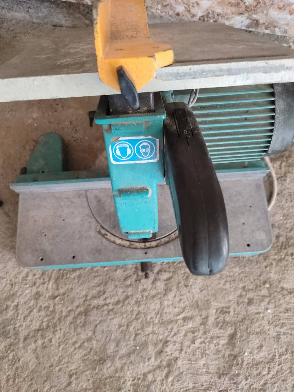 كتر يلمز نظيف جدا ويه تيقه جديده...وبسعر مناسب ***********
