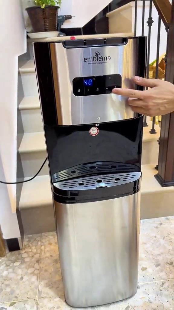 : 💧✨ موزع مياه ذكي بتصميم أنيق وتحكم كامل بشاشة لمس LED. ✅ 3 خيارات للمياه: حار – بارد – معتدل ✅ تحميل سفلي مخفي لقنينة الماء لسهولة التبديل ومظهر مرتب ✅ تبريد بالضاغط (كمبروسر) لأداء أقوى وتبريد أسرع ✅ تسخين حتى 85-95° وتبريد حتى 7-10° ✅ واجهة ستانلس ستيل أنيقة مع شاشة عرض رقمية ✅ نظام حماية من الحرارة الزائدة راحة، أناقة، وأداء عملي بجهاز واحد. 💙 العاصمة  *********** ***********
