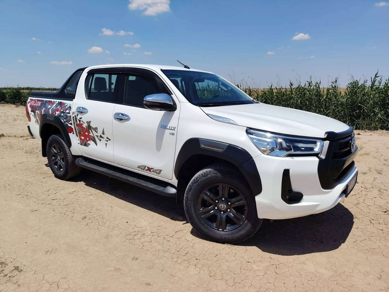 للبيع تيوتا هايلوكس
موديل 2022 فورويل TRD شركة ساز 
المواصفات: تبريد تدفئه كشنات بنيد جكات حساس امامي خلفي كامرة خلفية شاحن لاسلكي شاشه لمس تبريد امامي خلفي مثبت سرعة نظام دفلك وبعد بيها هواي مواصفات 
السيارة مكفولة كفاله عامه ما عدا طلقه شوية بل قمارة ومصلحه 
السعر:325 وبيها مجال 
العنوان: ميسان قضاء كميت 
رقم الهاتف للتواصل:***********/‏‪***********‬‏
