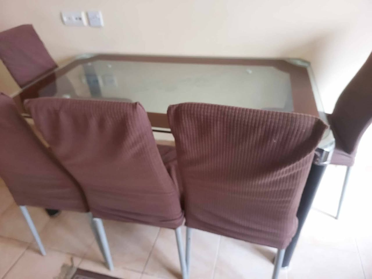 🍽️ ميز طعام – زجاج مع أرجل حديد
🔸 تصميم أنيق ومتين  
🔸 الحالة ممتازة  
🔸 السعر: 75 ألف دينار (بيها مجال)  
📍 الموقع: دهوك – شقق زيرلاند  
📩 للاستفسار راسلنا خاص أو عبر واتساب: ***********
