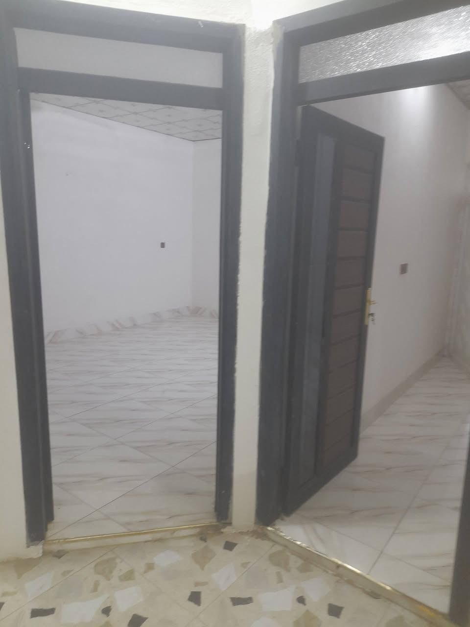 سلام عليكم دار للإيجار قرفتين وهول واستقبال ومطبخ وصحيات ***********
