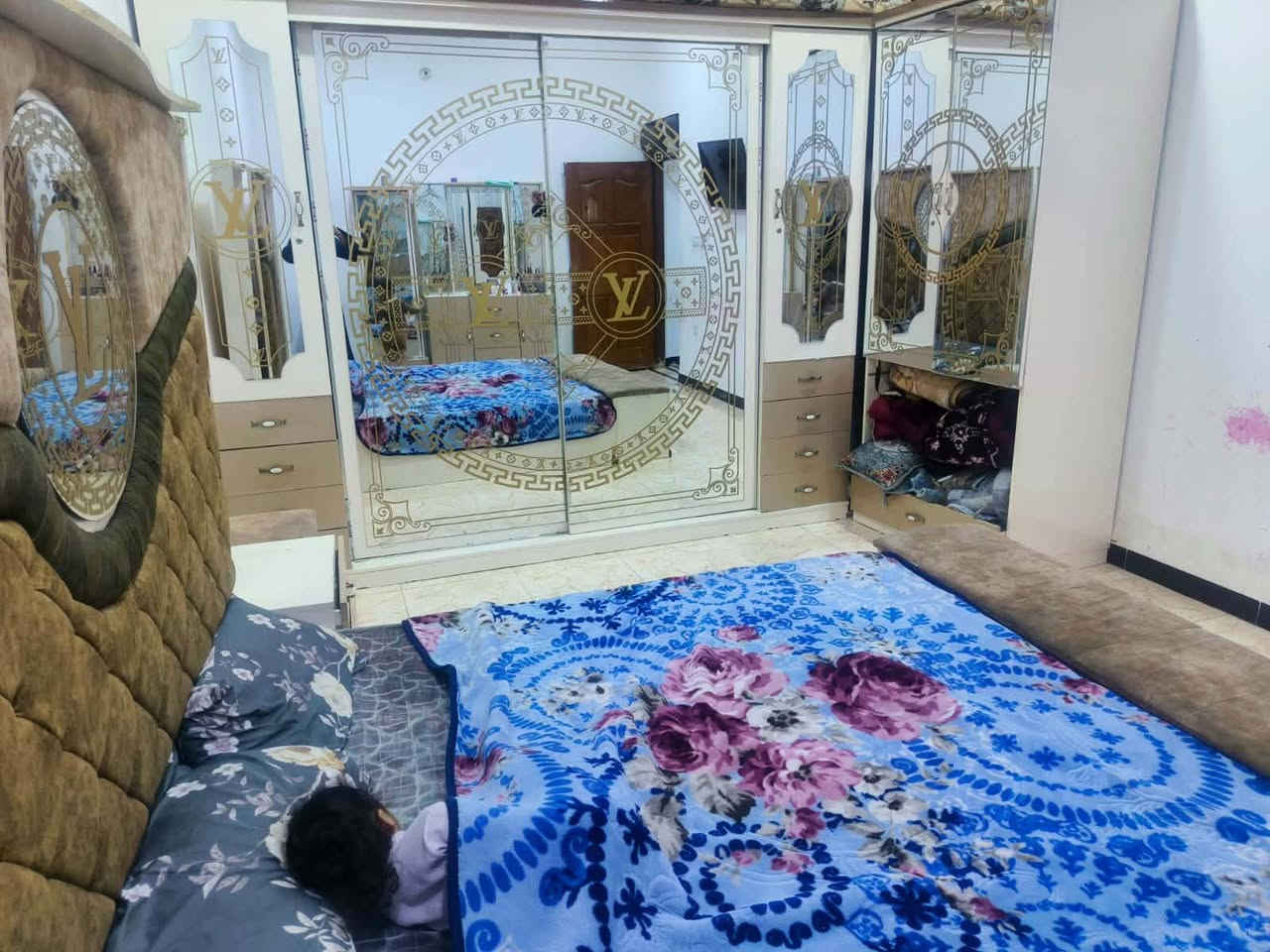 للبيع ٩ قطع غرفه نوم سعر ٥٥٠ وبي  مجال ع خاص
رمادي كورنيش الحوز
*********** للاستفسار
