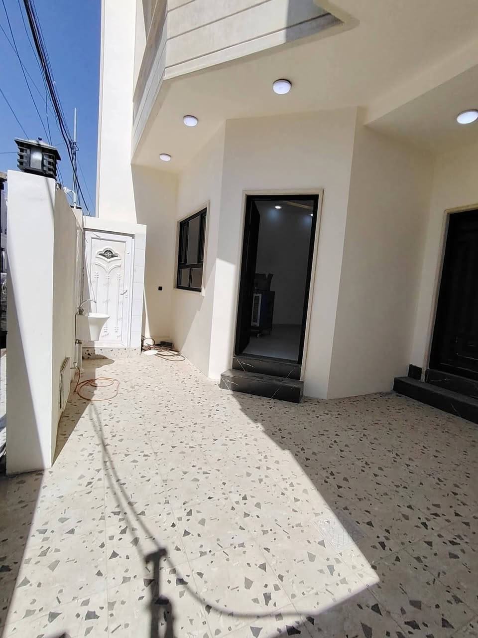 دار للبيع 

حي الملايين الأولى 

قرب جامع الصواف 

المساحة 160 م واجهة 8 م 

الدار طابقين 
الطابق الاول : غرفتين نوم وهول ومطبخ واستقبال وصحيات وكراج سيارة
الطابق الثاني : اربعة غرف نوم وهول وصحيات وبيتونة 

الدار بناء حديث فول مواصفات تسليم فوري 

سند زراعي بستان ملك صرف 
مع كرت بلدية تمليك 

خدمات كامله ماء  كهرباء شارع صبه 

للاستفسار أكثر اتصل على الأرقام 

***********
***********
