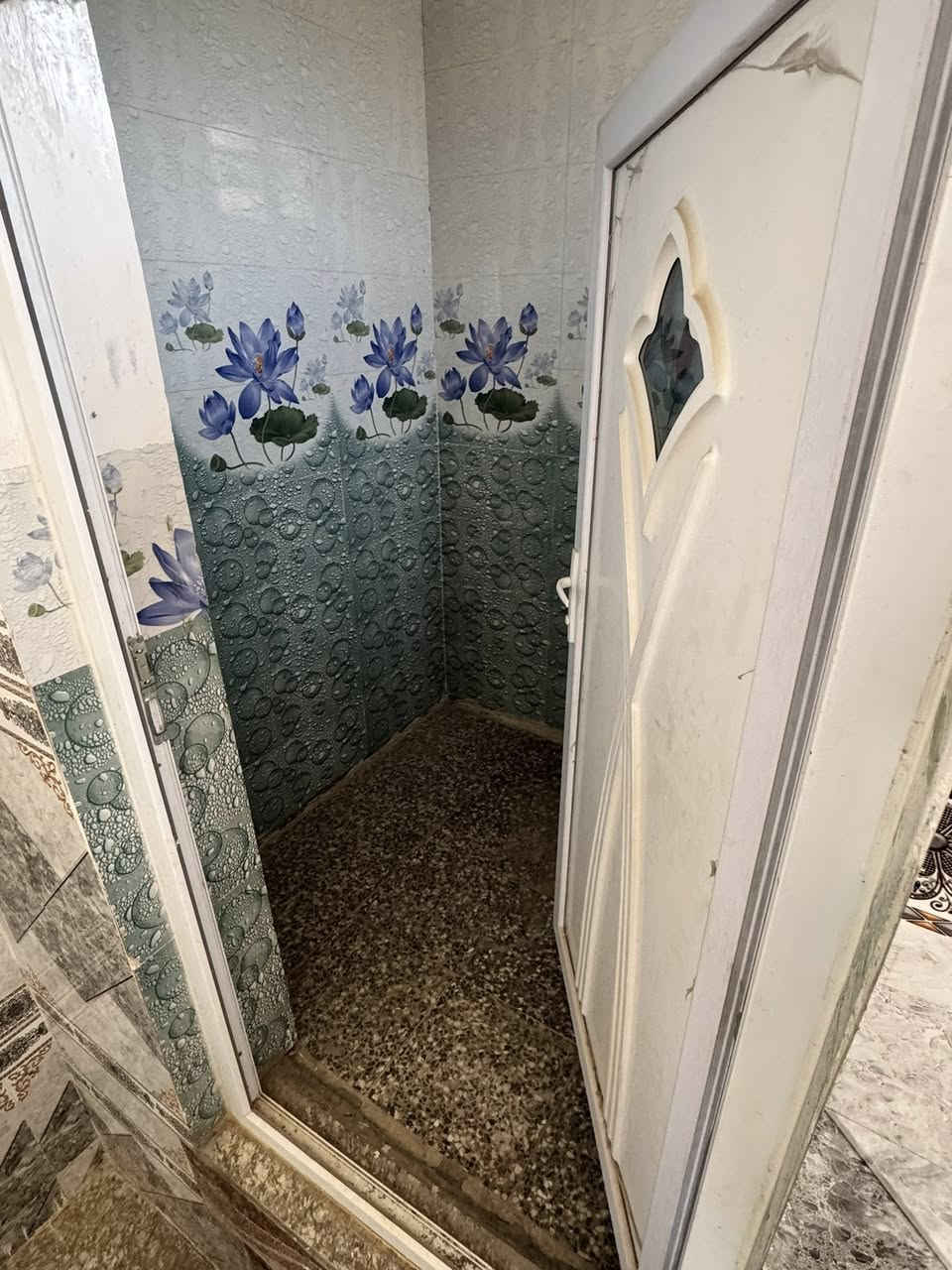 السلام عليكم
بيت 75
متر طابقين سطحين
الاطابق الاول غرفه ومطبخ وستقبال وصحيات
طابق ثاني غرفتين نوم وصحيات
+ صحيات خارجيه 
مدخلين المطبخ معزول 
سعر 85 
البيت فارغ حاليا . 
***********
