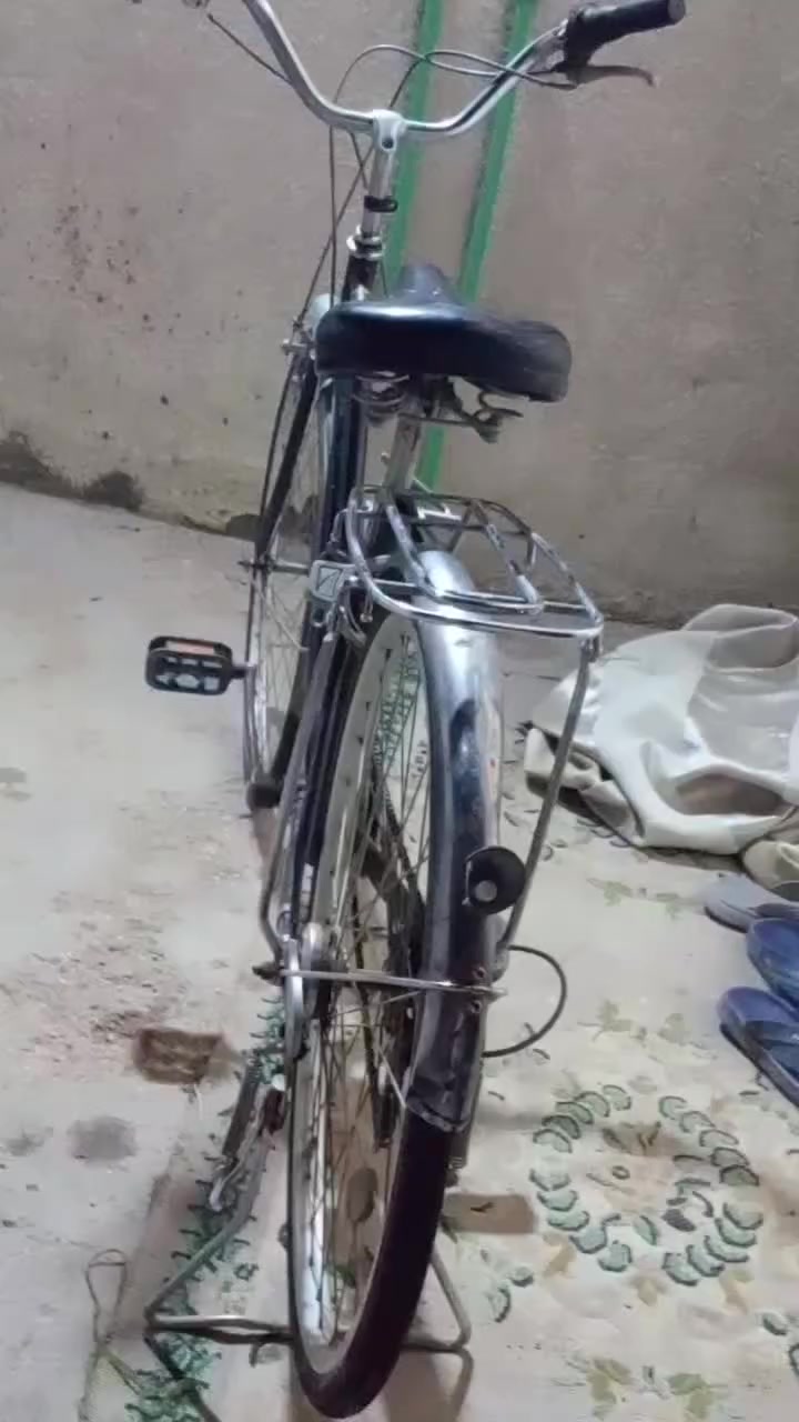 سلام عليكم بايسكل للبيع كربلاء حي العباس حجم 26سعر 100وبي مجال ***********
