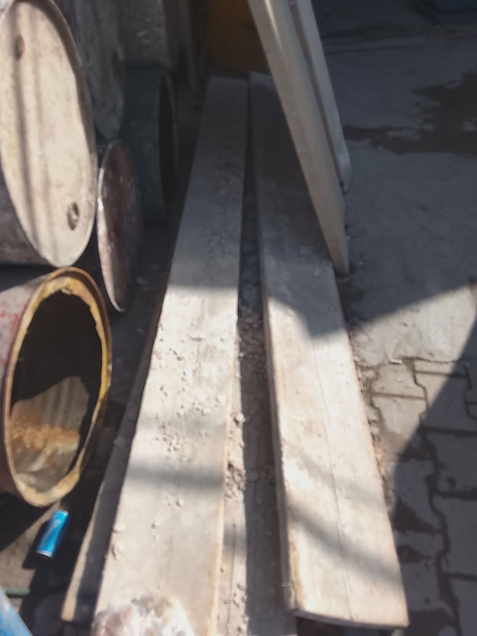 السلام عليكم للبيع قفاصه        عدد سته لوحات ام الاربعه عدد ثمانيه براميل عدد ثمانيه لوحات ام ثلاثه عدد خمسه مكان نجف رضويه رقم الهاتف ***********
