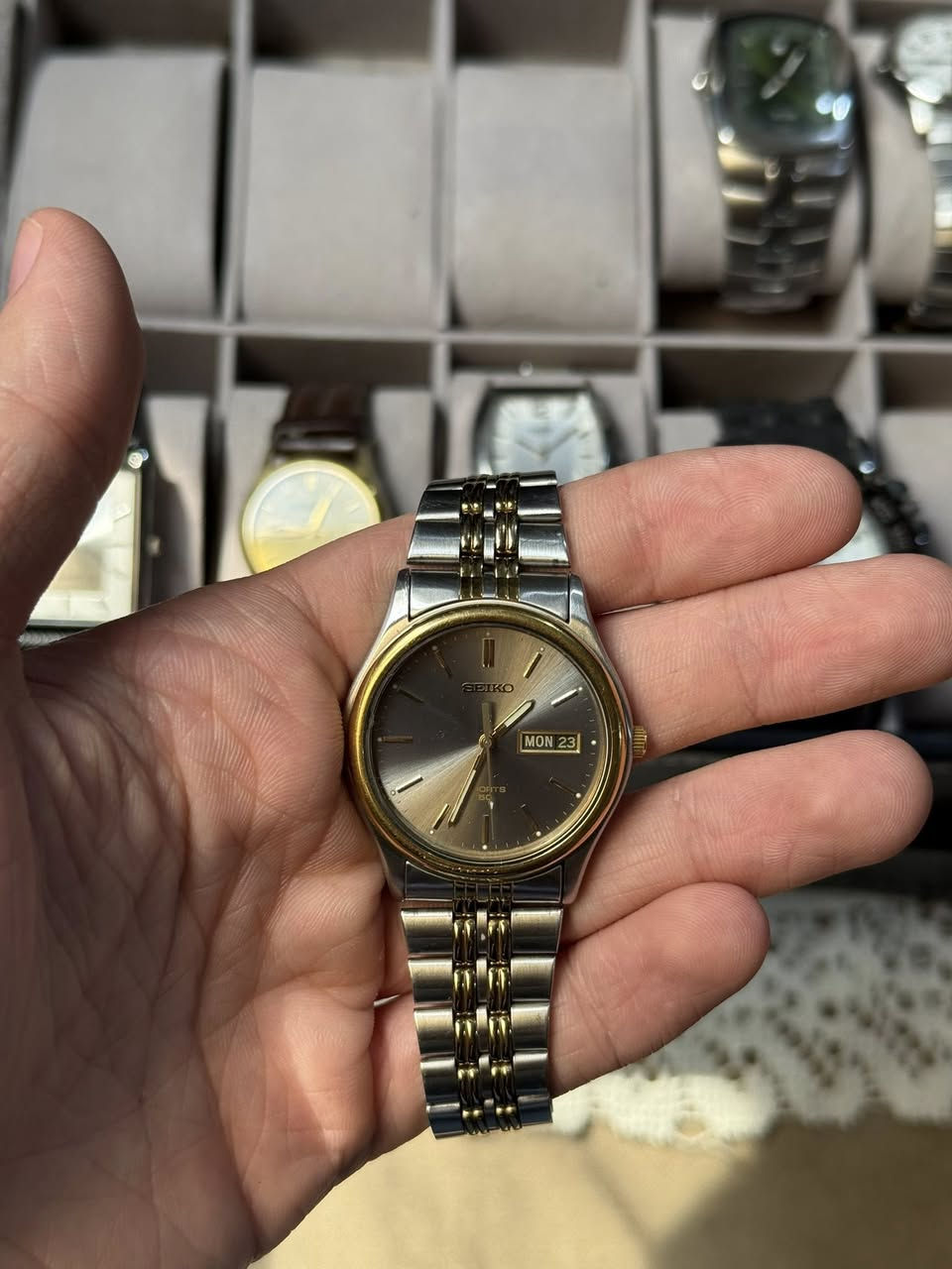 Seiko Vintage Japanese Quartz – Early 90s
Day-Date | Two Tone Classic


**إذا كنت صاحب هذا الإعلان وتريد حذفه لأي سبب، رجاءا أرسل رسالة إلى الدعم الفني**