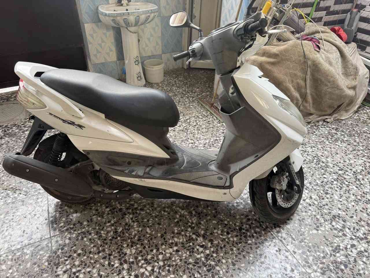 سكنس فحل
نضافه 100‎%‎ 
ماشي65 
دراجه نضيفه كلش 
بانزين كله محسن ما داير الها بس محسن ودهن اصلي 
دراجه جاهزه من كلشي 
السعر 10$ 10 ورقات وبيها مجال 
الدراجه رمبه 
البلديات 
***********
