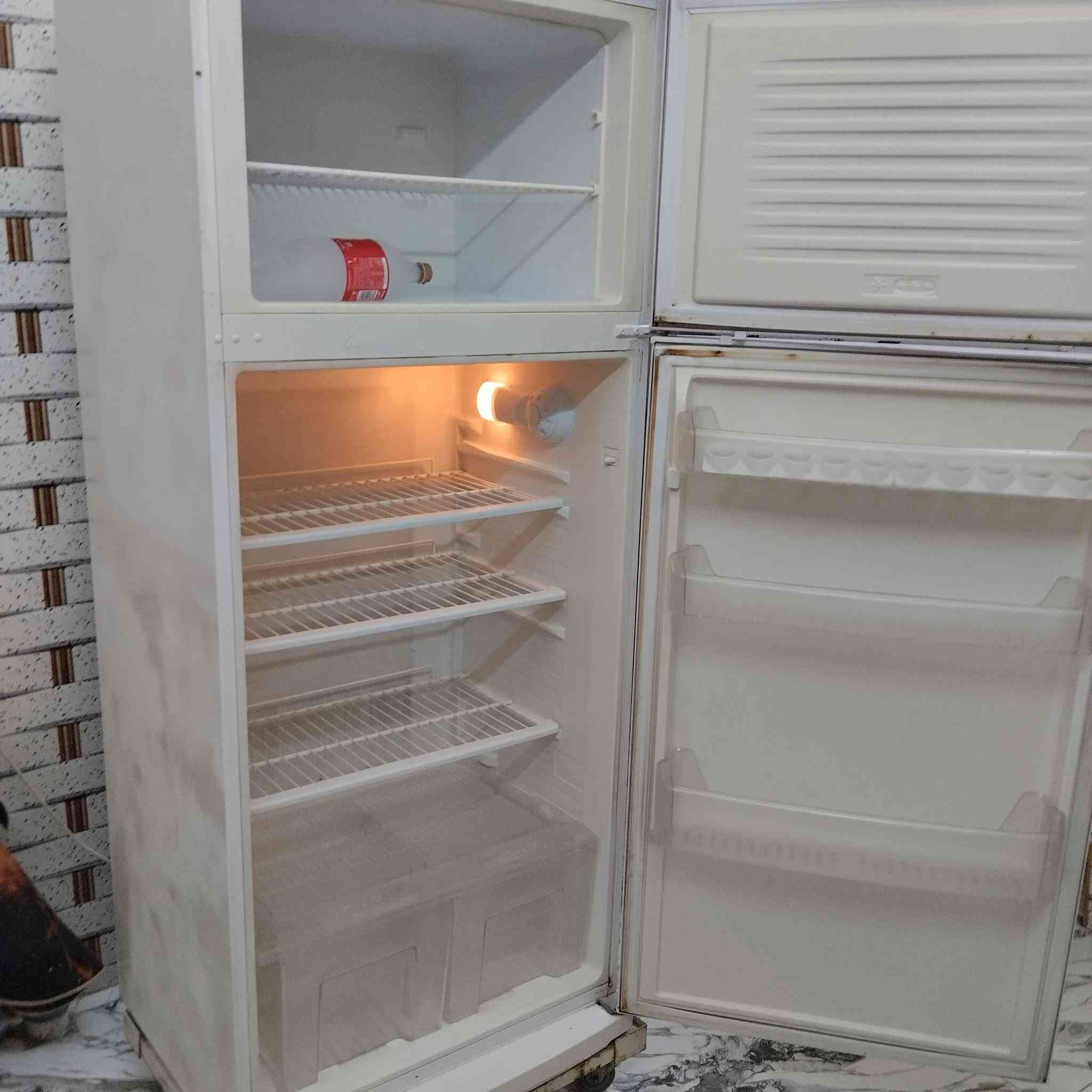 للبيع ثلاجه ارجلك وضع شركه للتوصل***********
