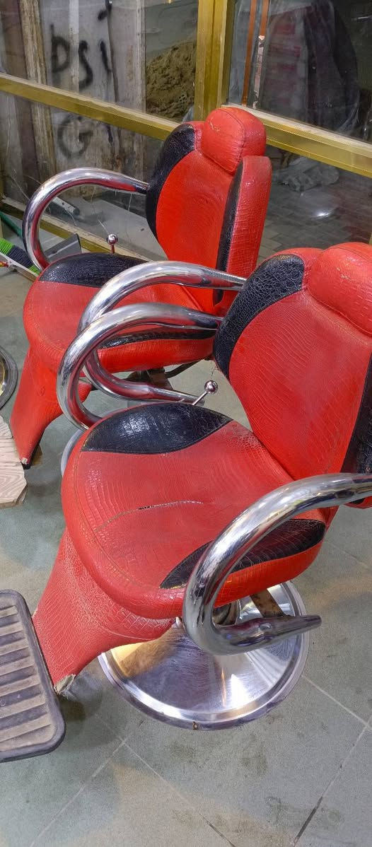 كراسي حلاقه نضيفات جدا السعر 180 بيهن مجال بسيط كربلاء ***********
