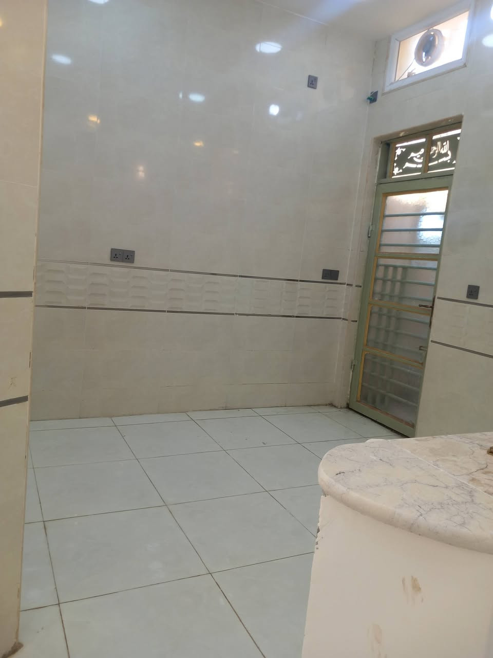 السلام عليكم 
بيت مساحة ١٠٠ متر جمعيات قرب مدرسة الابتدائية جديدة للاستفسار الاتصال على رقم ***********
