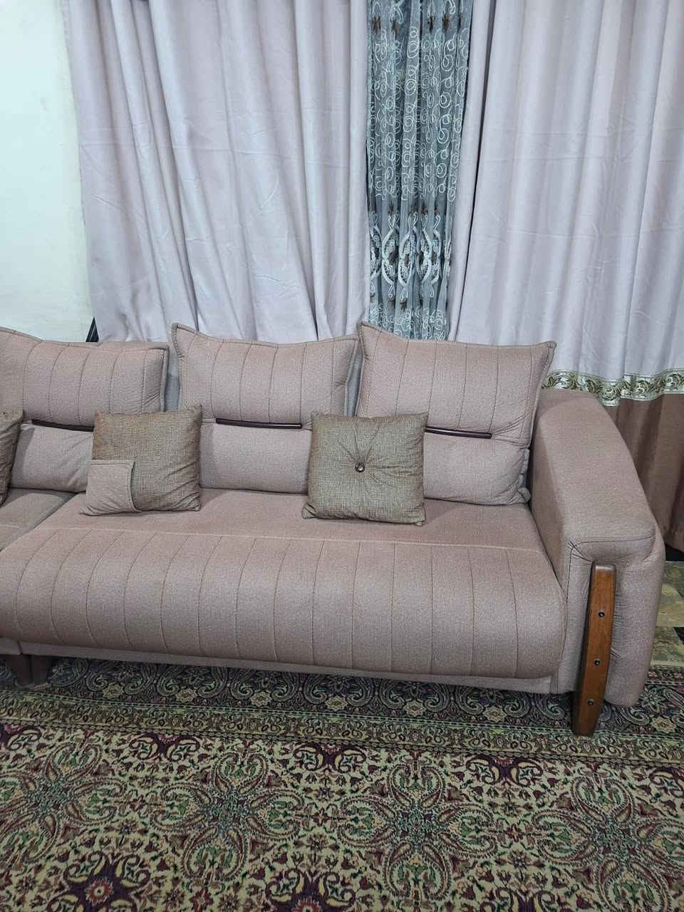 السلام عليكم.. عندي تخم تركي درجة أولى أخذته قبل شهرين جديد من الجشعمي.. يحتوي على 9 مقاعد وجديد جدا.. العنوان بغداد الكرخ.. رقم الواتساب ***********
