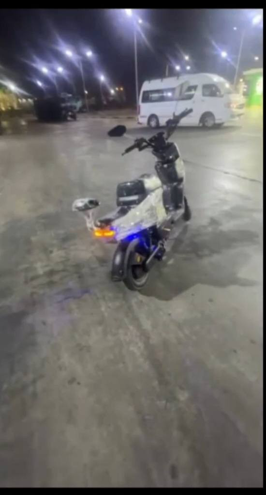 سلام عليكم ورحمة... 
للبيع... 
دراجه شحن للبيع نوع (R9) موديل 2024 نضيفه بطاريات شركه الريان. دراجه نضيفه من كلشي وما بيه اي نقص من دبلات وسله ومرايات ودي جي وشاشه جديده دراجه كامله وما متعوبه..... 
لكن. 
(الدراجه فقط سويج مو كارت)
السعر 
375 الف وبيها مجال وانا خادم..
رقم الهاتف ***********
