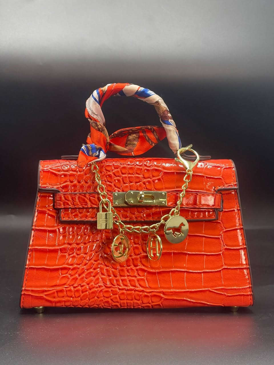 🎁 فخامة هيرميس.. كاملة الملحقات 🎁
الجميلة (Hermès Mini) وصلت بألوان تخطف القلب! مو بس شنطة، تجيج مع العلبة الخاصة بها والوشاح والملحقات كاملة ✨👜
🧣 التفاصيل: جلد نقشة التمساح، وشاح حريري، وسلسلة ذهبية أنيقة.
📦 الملحقات: تأتي داخل العلبة (مثالية جداً للهدايا 🎁).
💰 السعر: 35ألف دينار فقط
🚚 التوصيل: 5 آلاف لكافة المحافظات
القطع محدودة جداً.. سارعي بالحجز 🏃‍♀️💨
للحجز أرسلي: (صورة اللون + العنوان + الهاتف) 📥✅
#كوزمتك #مكياج #هيرميس#الشعب#الصيني#مالا#حل#


**إذا كنت صاحب هذا الإعلان وتريد حذفه لأي سبب، رجاءا أرسل رسالة إلى الدعم الفني**