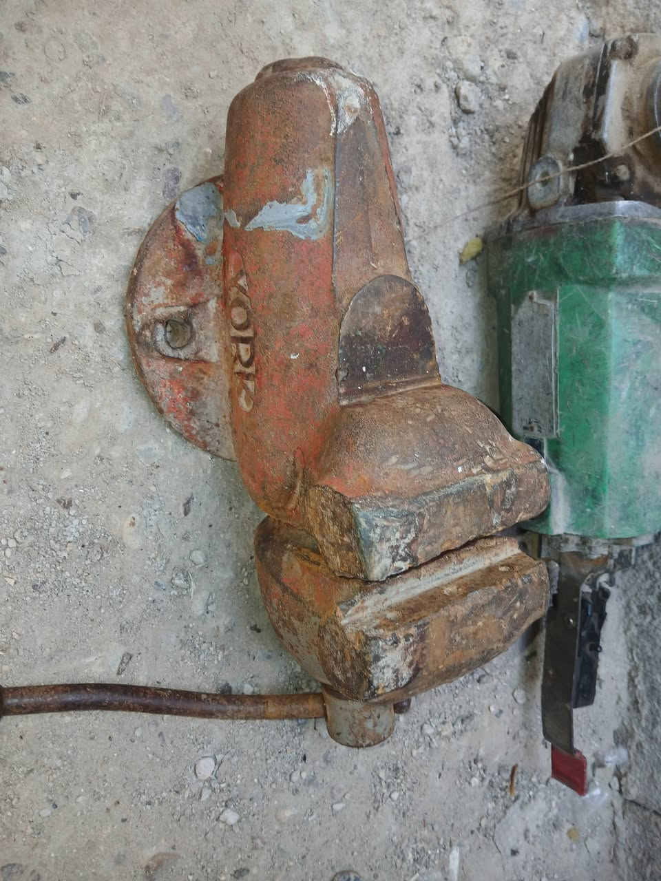 سلام عليكم منكنه للبيع ماعرف شنو بيهة اشفت افره بس متطلع بغداد لأمين ثانيه ***********سعر ٧٥
