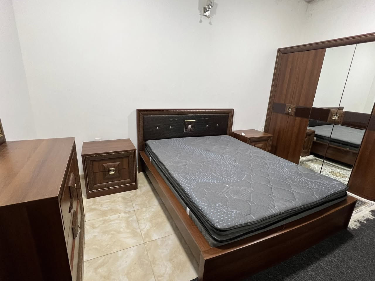 غرفه نوم للبيع والسعر على هذا الرقم ***********
*********** واتساب
